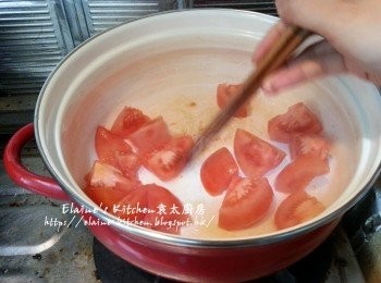 step5: 期間將蕃茄放入煲內加少許油爆香至出茄油