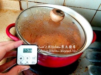 step7: 先用中火煮滾後蓋上蓋轉慢火煮1小時(期間要不時攪拌肉醬 , 以免黏底 , 蓋上蓋繼續煮)
