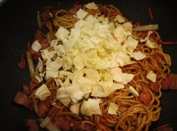 step6: 加入高麗菜拌炒均勻即可(隨後蓋上鍋蓋悶約3~5分鐘,麵條會更入味更Q彈)