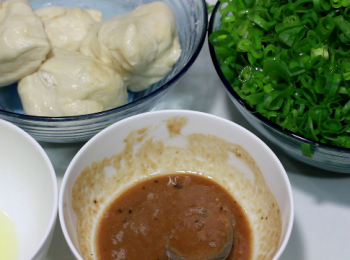 step7: 在小碗中準備一些食用油 (左下方)。檊面團時以油來操作。當檊面時, 給面團有足夠的休息時間, 面團就會有更好的伸展性。所以, 當做整型時, 我們同時順序來操作4個。