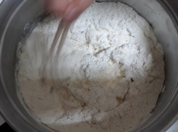 step1: 首先倒入熱水(不燙手的溫度)與中粉攪拌均勻 ps用筷子才不會燙到手喔