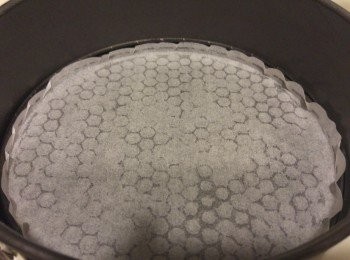 step1: 預熱焗爐180度,所有粉類混合後過篩,牛油要軟化,蛋要預先發混,再用牛油掃混焗盤裏需再鋪上牛油紙。