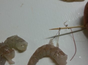 step8: 鮮蝦肉挑去腸
