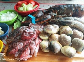 step1: 海鮮洗淨，魚掏去內臟、蝦去腸、蜆吐沙