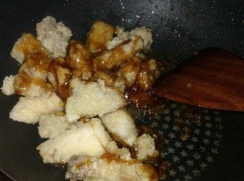 step3: 此時即可放入魚塊入鍋中稍微翻攪一下讓醬汁裹上魚塊即可起鍋