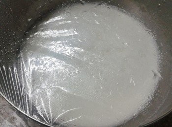 step3: 將糖水加入沾米粉漿內拌勻，待涼。下酵母拌勻，用保鮮紙封口，待發酵一至兩小時