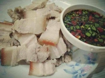 step3: 三層肉取出放涼後切片，最後，小碟盤淋上少許香油，沾著醬料食用，即可盛盤享用原汁原味，新鮮營養不流失的古早味川燙三層肉【澎湖豬肉】！