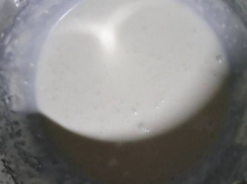 step9: 鮮奶+玉米粉拌至無粉狀，倒入乳酪中，繼續攪拌均勻成糊稠狀