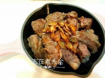 step5: 燒熱鍋，牛柳粒底面各煎約1分鐘，視乎喜愛的生熟程度，最後加上蒜片即可享用