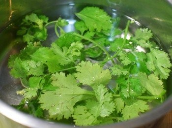 step2: 香菜洗淨，切碎備用。
