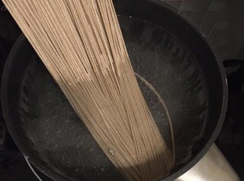 step1: 滾水放鹽煮蕎麥麵，煮熟後待稍涼拌入麻油，冷藏備用 (煮熟後亦可立即沖冰水才拌入麻油)，