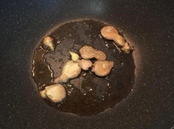 step2: 鍋內下麻油，將薑炒香。