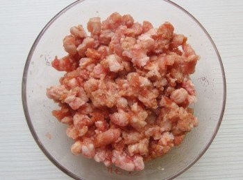 step5: 豬絞肉用一點醬油及胡椒粉和芝麻香油醃製入味。