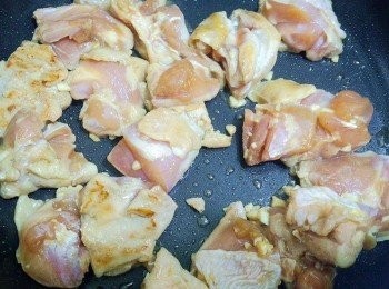 step2: 熱鍋後不用放油,把雞肉全部倒進去