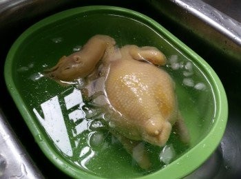 step5: 把雞撈起，立即放入冰水中，使皮收縮。