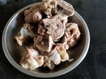 step3: 用薑片，黃酒出水去腥，再沒血水流出