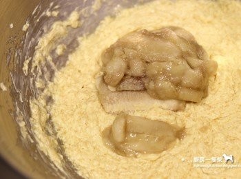 step6: 香蕉泥放入拌勻。