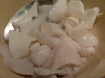 step3: 椰子水倒出和挖出部份椰子肉備用。