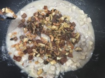 step7: 將芋蓉及已爆香既臘味料(保留少部分鋪面用)，加入鑊中，中細火與芋頭粒煮勻