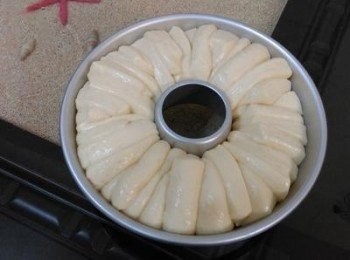 step8: 放置室溫二次發酵(也可放烤箱,內放一杯熱水發酵)，變至2倍大(約40分),前10分由烤箱拿出並預熱170度