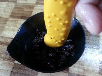 step7: 豆豉洗淨後用刀頭盅碎(略盅就可以,不要盅太耐)再與切碎的蒜頭拌勻