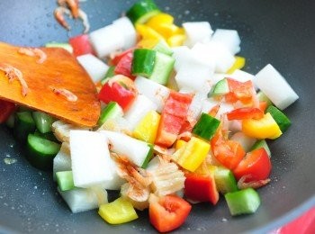 step3: 接著將白蘿蔔塊放入拌炒再陸續將全部<span class="group_1">食材</span>下鍋均勻拌炒