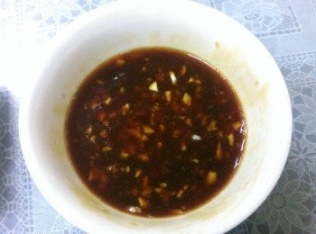 step2: 蒜頭切末和蠔油~烏醋~米酒~開水~攪拌均勻~調成醬汁