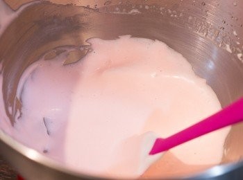 step8: 剩下的糖漿加入紅色食用色素攪拌至理想的顏色後，同樣放入擠花袋包中，封口備用。（通常只要 1 – 2滴紅色食用色素就可混成粉紅色，不要一次下得太多色素！）