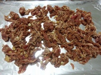 step3: 烤盤鋪上鋁箔紙將羊肉片倒入鋁箔紙上進烤箱烤.烤約6分鐘再撒上孜然粉再烤4分鐘即可.取出後灑上白芝麻