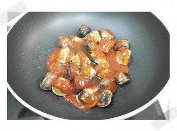 step3: 接著倒入番茄醬~~~拌炒一下!!