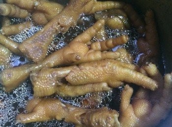 step3: 倒入鹵水汁，八角、香葉、花椒、陳皮（加入清水10：1）醬油、少許鹽