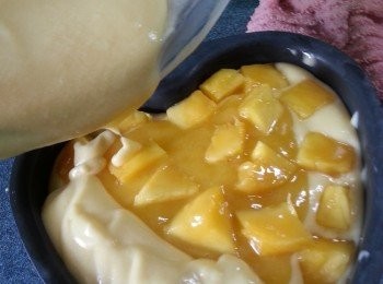 step17: 再倒入最後一層mousse漿,先由四邊倒入,(作用是不會令流心泥流出邊位)再倒滿中間位置