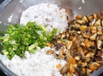 step4: 再加入鯪魚肉、蠔豉粒、冬菇粒、蝦米粒、芫茜碎、蔥粒和粟粉，用筷子用力攪拌至有黏性而乾身。