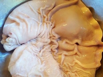 step2: 再反複用鹽醋裡外搓洗到豬肚乾淨, 煲滾一鍋水, 放一瓶蓋酒, 放豬肚入內浸二分鐘, 刮去腸膜備用. 再用油, 生粉, 清水內外清洗乾淨 (洗到豬肚潔白無臭沒黃色異物如圖便可切件煲)