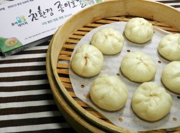 step14: 包子很快就蒸好囉！我們家老公一口氣吃掉五個！裡面滿滿的肉汁，趁熱吃最棒！