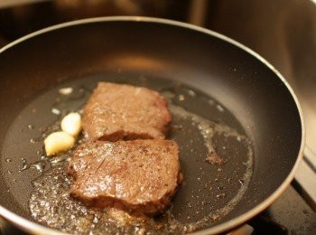 step3: 加入大蒜瓣再煎5分鐘左右灑上點黑胡椒和鹽