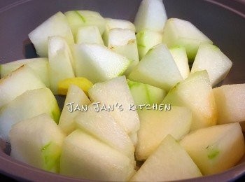 step1: 煙肉粒預先炒香備用。
下油爆香1片薑，放入冬瓜稍煎至微黃，加入水或清雞湯加蓋將瓜煮軟，大概需時10分鐘。想快熟可將冬瓜切小件，冬瓜軟腍度可依個人喜好調整。