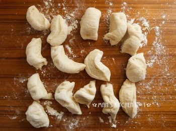 step8: 接下來將再次發酵好的麵團分成15~16等份。