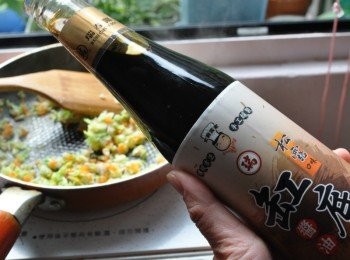 step6: 再拌入適量的松露醬油均勻拌炒起鍋