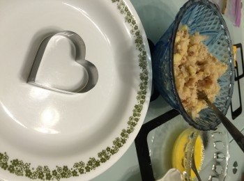 step7: 預備做形模，把已拌好的配料放入模內，壓出形狀。