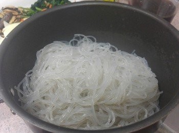 step5: 韓式粉絲用滾水煮5分鐘至軟身， 撈起沖冷水至冷卻， 瀝乾備用
(請按個別包裝指示烹調)