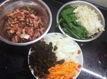 step2: 洋蔥，甘荀，韮茶，金菇洗淨切絲/段