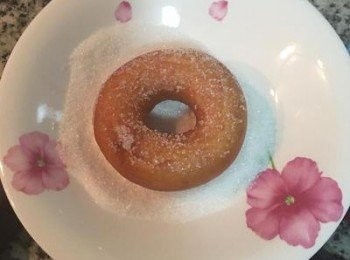 step10: 再趁熱放入砂糖中，兩面沾上砂糖後再放到網架上。