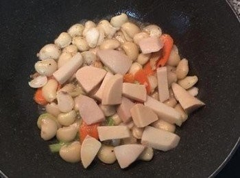 step6: 倒入醃筍片拌炒；