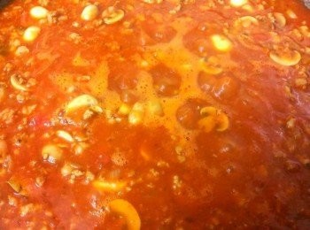 step3: 加入淹至<span class="group_1">食材</span>的水~大火煮滾以後小火熬煮一個小時~