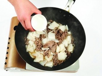 step6: 當白蘿蔔變透明時倒入水。