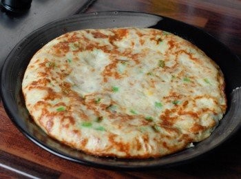 step4: 將蛋餅切小塊享用