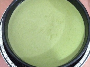 step7: 把芝士糊從距離模具高處約20cm倒入模具中，再輕搖幾下，讓大氣泡熄出。