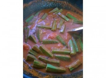 step5: 中火煮沸騰之後，羊角豆也投入~~