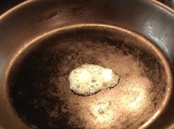 step2: 牛油放微波爐或小鍋內加熱 再拌入麵粉 均勻攪拌後拌入玉米至玉米醬汁黏稠即可